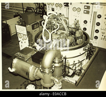 Cette photo glacée de Garrett Corporation capture un sujet non identifié lié aux opérations de la NASA. Garrett était un acteur clé dans les technologies aéronautiques et spatiales, soutenant la mission de la NASA dans le développement de moteurs à réaction et de composants d'engins spatiaux. Banque D'Images
