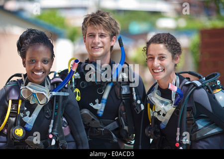 Portrait de trois jeunes plongeurs adultes Banque D'Images