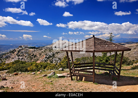 Un kiosque à Parnitha mountain, Attique, Grèce. Dans l'arrière-plan vous pouvez voir le Mont Parnes casino. Banque D'Images