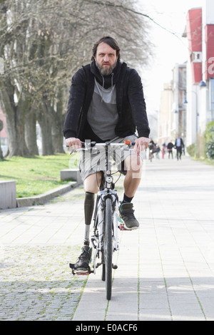 Portrait d'un homme avec une prothèse de jambe à vélo Banque D'Images