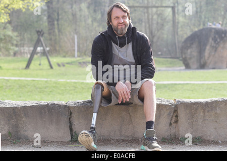 Portrait d'un homme avec une prothèse de jambe park Banque D'Images