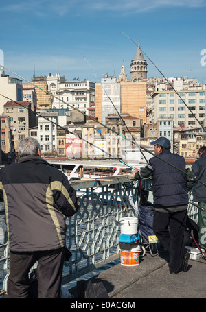 Pêcheurs sur le pont de Galata avec tour de Galata, et Karakoy Beyoglu en arrière-plan. Istanbul, Turquie. Banque D'Images