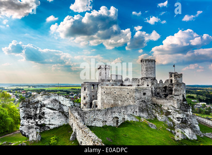 Ruines d'un château, fortifications Ogrodzieniec, Pologne. Banque D'Images