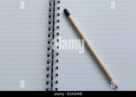 Ordinateur portable ouvert sur un bureau avec un crayon Banque D'Images