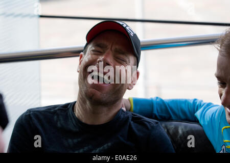 Waterfront Hall, Belfast, Royaume-Uni. 7e mai 2014. Cadel Evans de l'équipe BMC Racing,bénéficiant d'un moment plus léger du Tour top riders conférence de presse ©Bonzo/Alamy vivre Banque D'Images