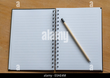 Ordinateur portable ouvert sur un bureau avec un crayon Banque D'Images