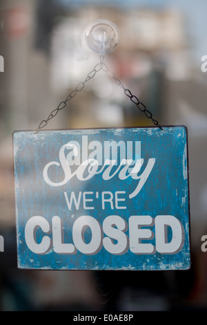 Désolés nous sommes fermé la boutique sign hanging sur la porte Banque D'Images