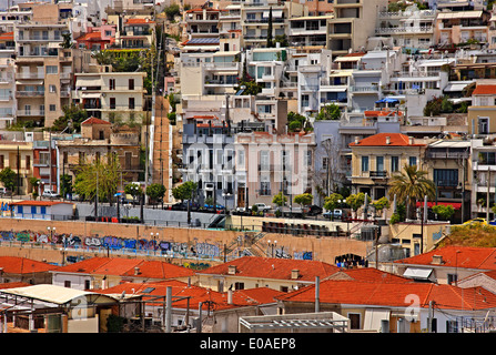 "Maisons" d'escalade la colline de Kastella, un peu plus de Mikrolimano port, le Pirée, Attique, Grèce. Banque D'Images