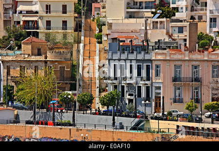 "Maisons" d'escalade la colline de Kastella, un peu plus de Mikrolimano port, le Pirée, Attique, Grèce. Banque D'Images