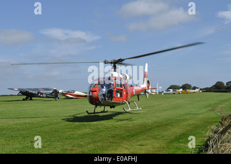 Westland/hélicoptère Gazelle Aerospatiale dans Royal Air Force couleurs que XZ934 décolle de l'Aérodrome de Compton Abbas, Dorset. Banque D'Images