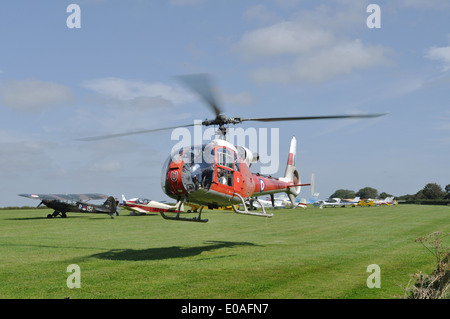 Westland/hélicoptère Gazelle Aerospatiale dans Royal Air Force couleurs que XZ934 décolle de l'Aérodrome de Compton Abbas, Dorset. Banque D'Images