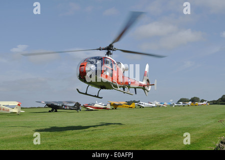 Westland/hélicoptère Gazelle Aerospatiale dans Royal Air Force couleurs que XZ934 décolle de l'Aérodrome de Compton Abbas, Dorset. Banque D'Images