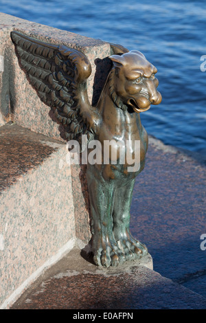 Sculpture en bronze de Griffin sur le remblai de l'Université de la Neva à Saint-Pétersbourg Banque D'Images