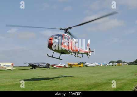 Westland/hélicoptère Gazelle Aerospatiale dans Royal Air Force couleurs que XZ934 décolle de l'Aérodrome de Compton Abbas, Dorset. Banque D'Images