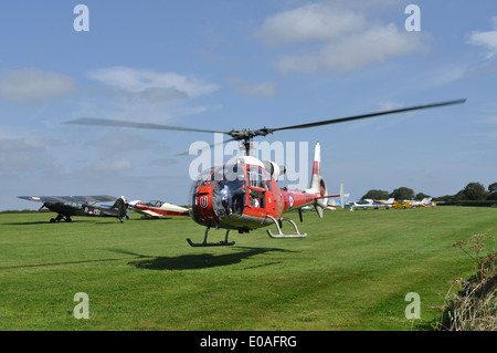 Westland/hélicoptère Gazelle Aerospatiale dans Royal Air Force couleurs que XZ934 décolle de l'Aérodrome de Compton Abbas, Dorset. Banque D'Images