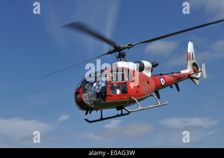 Westland/hélicoptère Gazelle Aerospatiale dans Royal Air Force couleurs que XZ934 décolle de l'Aérodrome de Compton Abbas, Dorset. Banque D'Images