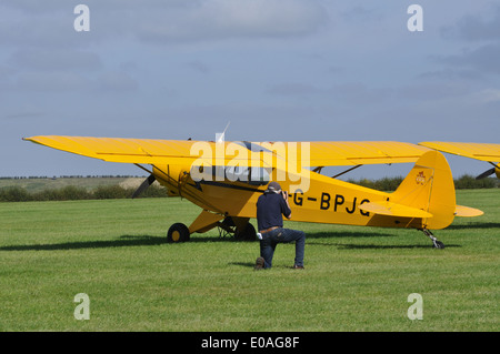 Passionné d'avions Piper PA-18-150 photographier 1965 Super Cub G-BPJG à Compton Abbas Airfield, Dorset. Banque D'Images