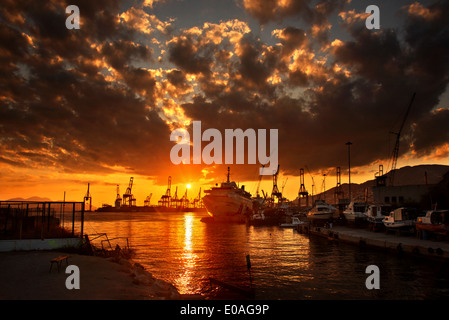 Coucher du soleil au Limanaki ('Small') port d'Aghios Georgios, Keratsini-Drapetsona municipalité, le Pirée, Attique, Grèce. Banque D'Images