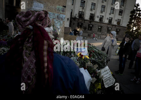 Odessa, Ukraine. 7 mai, 2014. Les femmes pleurent en face de fleurs à l'extérieur de l'immeuble incendié à Odessa, Ukraine, le mercredi 7 mai 2014. Plus de 40 personnes sont mortes dans les émeutes, dont certains par balle, mais la plupart dans un terrible incendie qui a ravagé l'immeuble fin vendredi. (Zacharie Scheurer) © Zacharie Scheurer/NurPhoto ZUMAPRESS.com/Alamy/Live News Banque D'Images