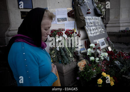 Odessa, Ukraine. 7 mai, 2014. Une femme pleure en face de fleurs à l'extérieur de l'immeuble incendié à Odessa, Ukraine, le mercredi 7 mai 2014. Plus de 40 personnes sont mortes dans les émeutes, dont certains par balle, mais la plupart dans un terrible incendie qui a ravagé l'immeuble fin vendredi. (Zacharie Scheurer) © Zacharie Scheurer/NurPhoto ZUMAPRESS.com/Alamy/Live News Banque D'Images