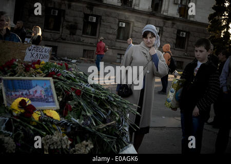 Odessa, Ukraine. 7 mai, 2014. Une femme pleure en face de fleurs à l'extérieur de l'immeuble incendié à Odessa, Ukraine, le mercredi 7 mai 2014. Plus de 40 personnes sont mortes dans les émeutes, dont certains par balle, mais la plupart dans un terrible incendie qui a ravagé l'immeuble fin vendredi. (Zacharie Scheurer) © Zacharie Scheurer/NurPhoto ZUMAPRESS.com/Alamy/Live News Banque D'Images