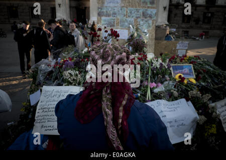 Odessa, Ukraine. 7 mai, 2014. Une femme pleure en face de fleurs à l'extérieur de l'immeuble incendié à Odessa, Ukraine, le mercredi 7 mai 2014. Plus de 40 personnes sont mortes dans les émeutes, dont certains par balle, mais la plupart dans un terrible incendie qui a ravagé l'immeuble fin vendredi. (Zacharie Scheurer) © Zacharie Scheurer/NurPhoto ZUMAPRESS.com/Alamy/Live News Banque D'Images