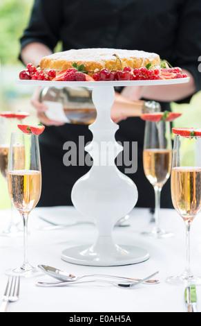 Gâteau éponge Victoria sur un cake stand. Banque D'Images