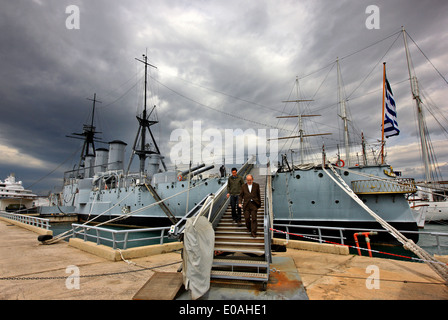 Le musée naval flottant 'AVEROF' Vous pouvez trouver et de le visiter à la marina de Floisvos, en Palaio Faliro, Attique, Grèce. Banque D'Images