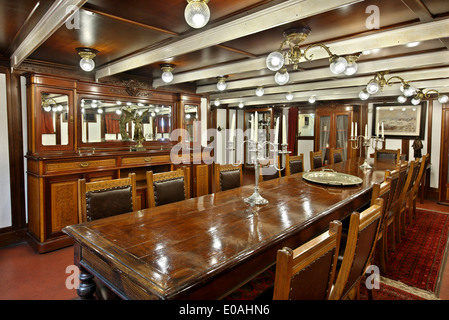 L'intérieur du musée naval flottant 'AVEROF'-Le Hall des officiers. Vous pouvez trouver et de le visiter en Palaio Faliro, Attique, Grèce. Banque D'Images