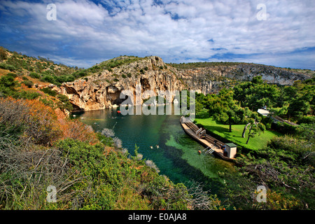 Le lac de Vouliagmeni, lieu idéal pour la détente et soin de bien-être dans l'Attique, Grèce. Banque D'Images