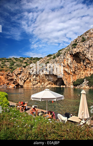 Le lac de Vouliagmeni, lieu idéal pour la détente et soin de bien-être dans l'Attique, Grèce. Banque D'Images