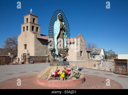 Statue notre Dame de Guadalupe à El Santuario de Guadalupe, une ancienne église de mission construite en 1781, avec ciel bleu à Santa Fe, Nouveau-Mexique, Etats-Unis Banque D'Images