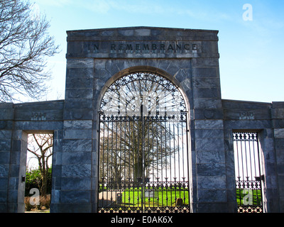 War Memorial gateway Peel Park Kirkintilloch Banque D'Images