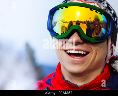 Happy smiling snowboarder en masque de ski portrait Banque D'Images