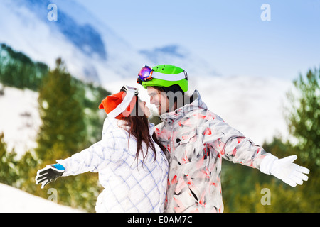 Masques de ski en couple à l'un l'autre heureux Banque D'Images