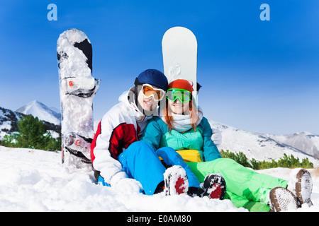 Masque de ski en couple sitting on snow Banque D'Images