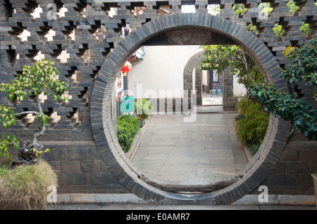 La porte de la lune au jardin de la famille Zhu, Jianshui, Yunnan, Chine Banque D'Images