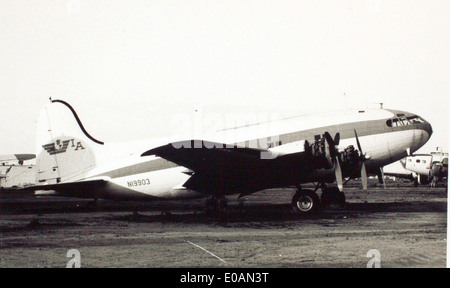 Le Boeing 307 Stratoliner, un avion de ligne révolutionnaire des années 1930, fut le premier avion commercial équipé d'une cabine pressurisée. Ce modèle, utilisé par Pan American Airways sous le nom de Clipper Flying Cloud, a marqué une étape importante dans l'innovation aéronautique. Banque D'Images