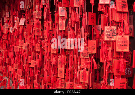 Des centaines de jetons de prière rouges pendent densément au temple Confucius de Jianshui, dans le Yunnan, en Chine Banque D'Images