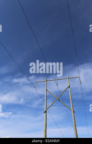 Les lignes de transmission à haute tension contre le ciel bleu Banque D'Images