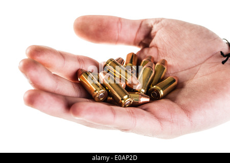 Un tas de balles de pistolet 9 mm retenus par la main de l'homme isolé sur un fond blanc Banque D'Images