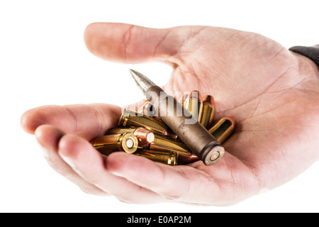 Un tas de balles de pistolet 9 mm retenus par la main de l'homme isolé sur un fond blanc Banque D'Images