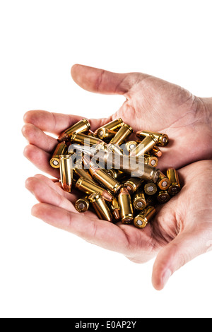 Un tas de balles de pistolet 9 mm retenus par la main de l'homme isolé sur un fond blanc Banque D'Images