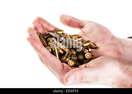 Un tas de balles de pistolet 9 mm retenus par la main de l'homme isolé sur un fond blanc Banque D'Images