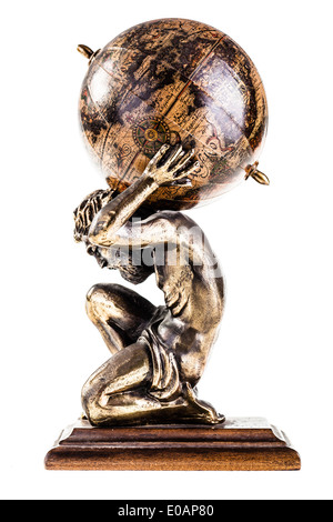 Une sculpture de l'Atlas mythique holding le monde sur un fond blanc Banque D'Images