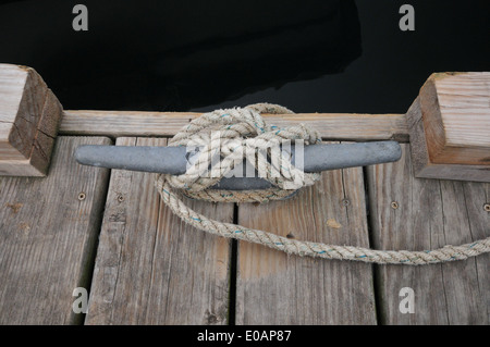 Une corde de fixation d'amarrage d'un bateau à un quai. Banque D'Images