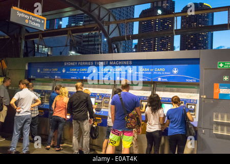 Sydney Australie, Sydney Harbour, port, Circular Quay, terminal de ferry, Sydney Ferries, distributeur de billets, self-service, homme hommes, femme femmes Banque D'Images
