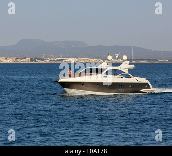 Mallorca luxe - Yacht à moteur Azimut approche du port de Palma de Majorque, Iles Baléares, Espagne. 5e mai 2014. Banque D'Images