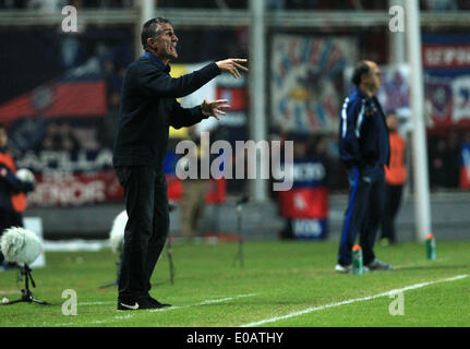 Buenos Aires, Argentine. 7 mai, 2014. San Lorenzo's head coach Edgardo Bauza réagit au cours de la première partie de match quart la Coupe Libertadores 2014, contre Cruzeiro à Pedro Bidegain Stadium, à Buenos Aires, Argentine, le 7 mai 2014. © Martin Zabala/Xinhua/Alamy Live News Banque D'Images