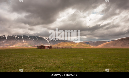 Storm est à venir sur une vieille cabane dans la campagne italienne Banque D'Images